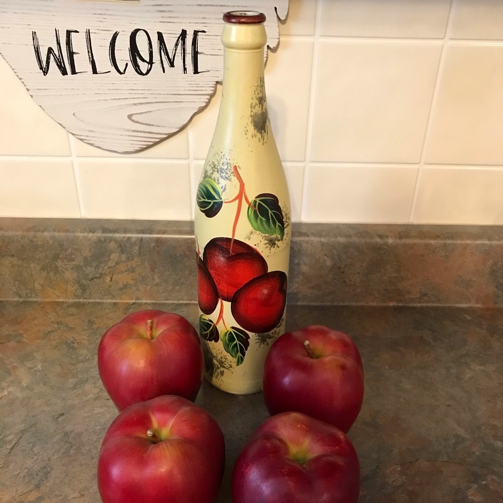 Hand painted wine bottle with apples - Picture 5 of 5